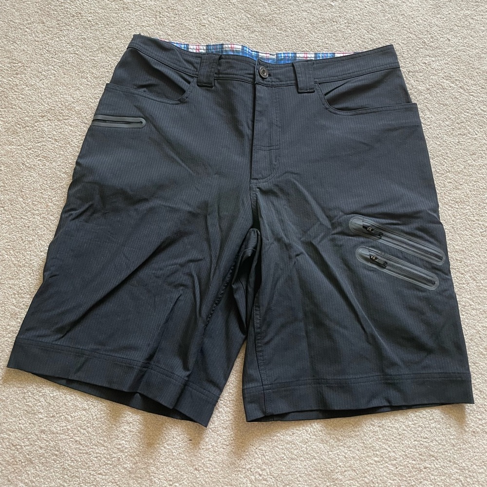Lululemon Dark Grey Pinstripe Cadence Commuter dual zipper golf shorts Men’s 36